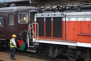 ディーゼル機関車連結(小樽駅)