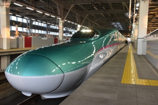 E5系はやぶさ(新青森駅)