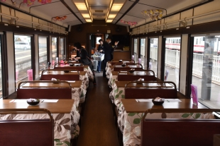 こたつ列車車内