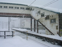 下り線・旧ホーム連絡橋付近