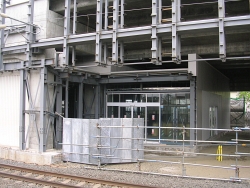 駅工区・新駅舎出入口(2011.5.29)